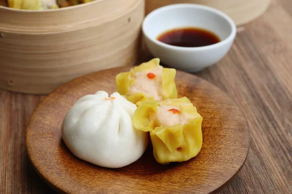 Chinesische gedämpfte Knödel und Semmeln — Stockfoto