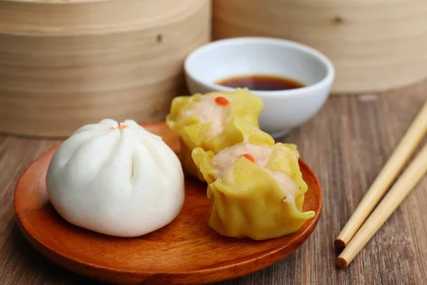 Chinese steamed dumplings and buns — Stock Photo, Image