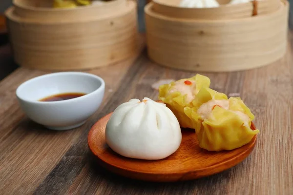 Boulettes et petits pains chinois cuits à la vapeur — Photo