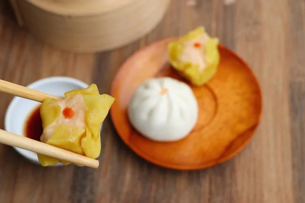 Bolinhos chineses cozidos no vapor e pães — Fotografia de Stock