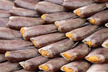 Pazarda kurutulmuş balık.