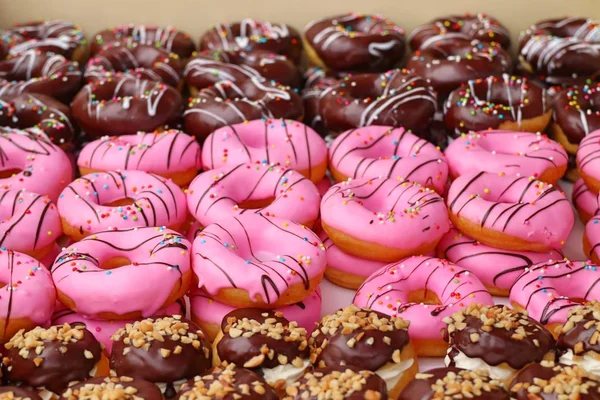 Donuts op straat eten — Stockfoto