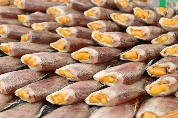 Сушеная рыба на рынке — стоковое фото