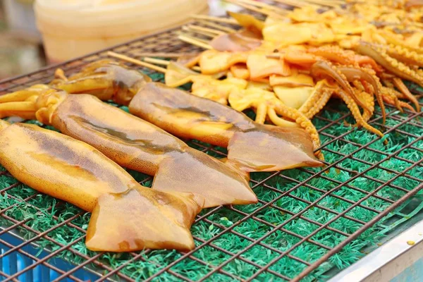 Grillad bläckfisk i gata mat — Stockfoto