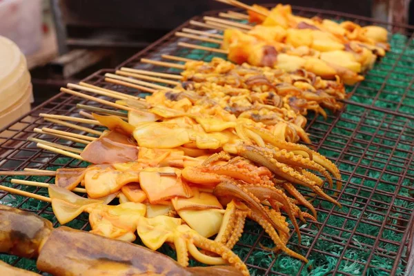 Calamares a la parrilla en comida callejera — Foto de Stock