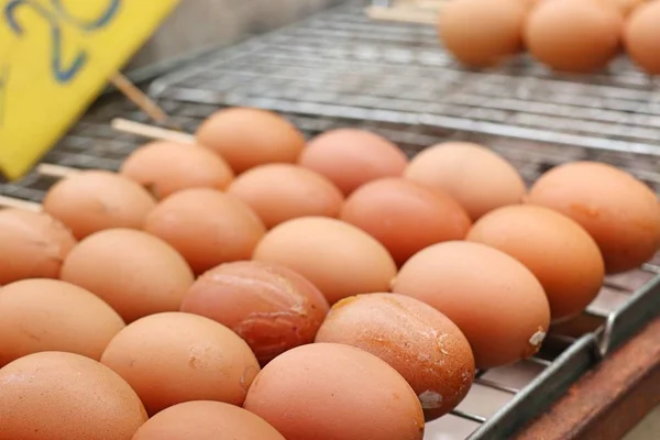 Huevo a la parrilla en la comida callejera —  Fotos de Stock
