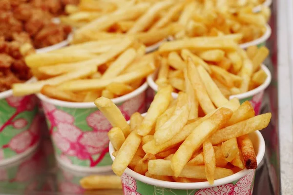 Franse frietjes op straat eten — Stockfoto