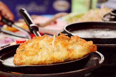 Yumurta ile çıtır çıtır kızarmış midye