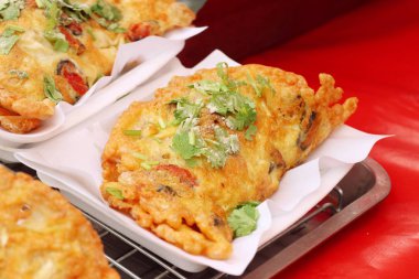 Yumurta ile çıtır çıtır kızarmış midye