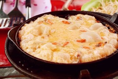 Yumurta ile çıtır çıtır kızarmış midye