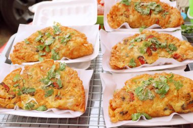 Yumurta ile çıtır çıtır kızarmış midye