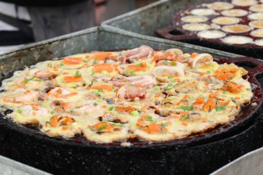 Hindistan cevizi sütü karışımı deniz ürünleri ve un