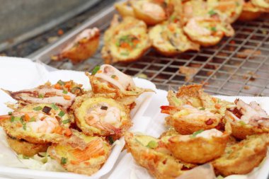 Hindistan cevizi sütü karışımı deniz ürünleri ve un