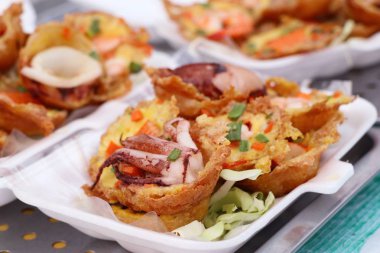 Hindistan cevizi sütü karışımı deniz ürünleri ve un