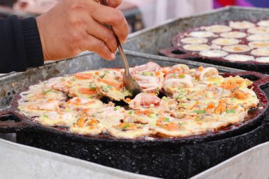 Hindistan cevizi sütü karışımı deniz ürünleri ve un