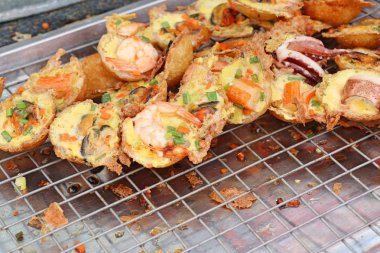 Hindistan cevizi sütü karışımı deniz ürünleri ve un