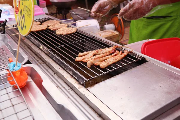 Asado de cerdo en la comida de la calle —  Fotos de Stock