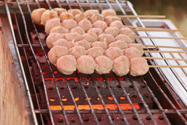 Albóndigas a la parrilla en la comida callejera — Foto de Stock