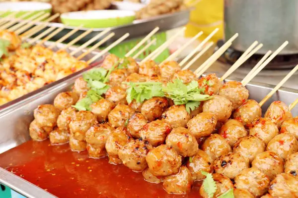 Albóndigas a la parrilla en la comida callejera —  Fotos de Stock