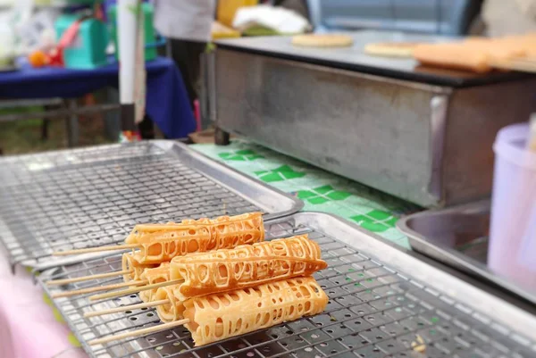 Pannenkoek met worst op straat eten — Stockfoto