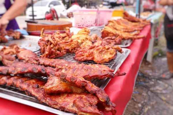 Hueso de cerdo en la comida callejera — Foto de Stock