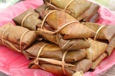 Muz yapraklarına sarılmış pirinç.