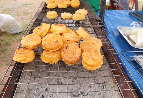 Yumurta ile ızgara yapışkan pirinç — Stok fotoğraf