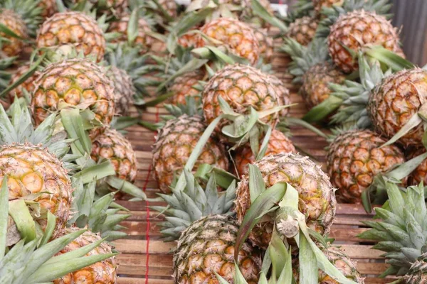 Ananas op straat eten — Stockfoto