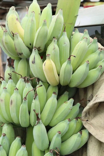 Banaan op straat eten — Stockfoto