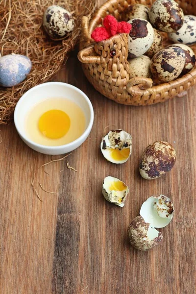 Yuvada bıldırcın yumurtası