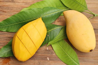 Ahşap üzerinde olgun mango