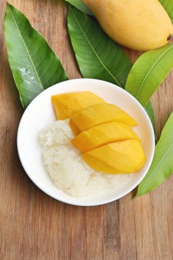 Olgun mango ve yapışkan pirinç