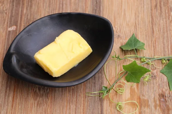 Kostky rozpuštěného žlutého másla — Stock fotografie