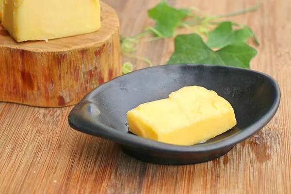 Kostky rozpuštěného žlutého másla — Stock fotografie