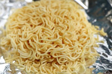 şehriye ahşap üzerinde kurutulmuş