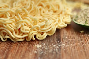 şehriye ahşap üzerinde kurutulmuş