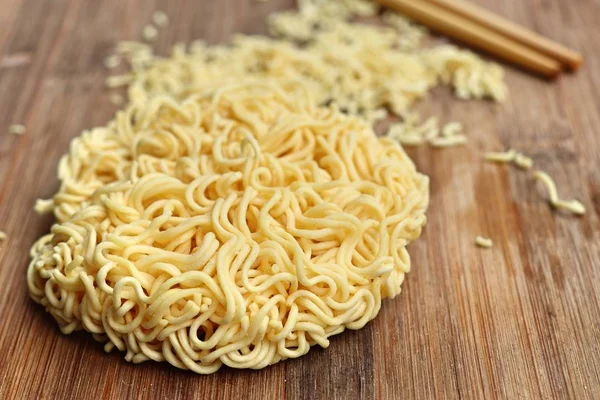 Αποξηραμένα στιγμιαία noodles σε ξύλινα — Φωτογραφία Αρχείου