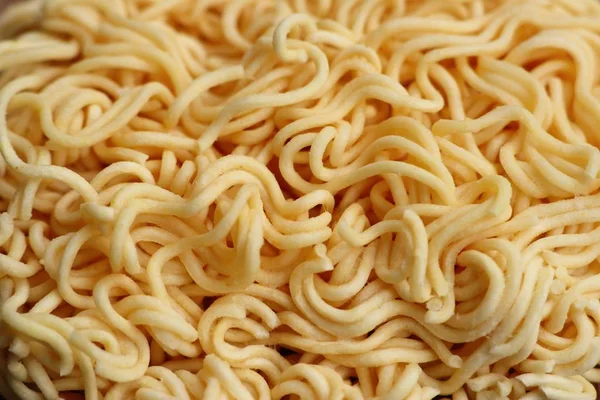 Αποξηραμένα στιγμιαία noodles σε ξύλινα — Φωτογραφία Αρχείου