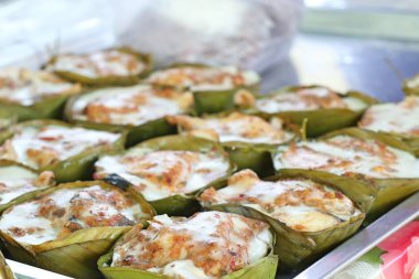 Köri ezmeli haşlanmış balık.