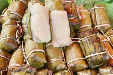 Muz yapraklarına sarılmış pirinç.