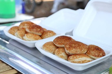 Hindistan cevizi sütü karıştırın şeker ve un