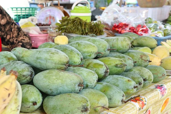 Syrové mango v ulici foo — Stock fotografie