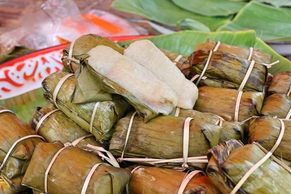 Arroz pegajoso envolto em folhas de banana — Fotografia de Stock