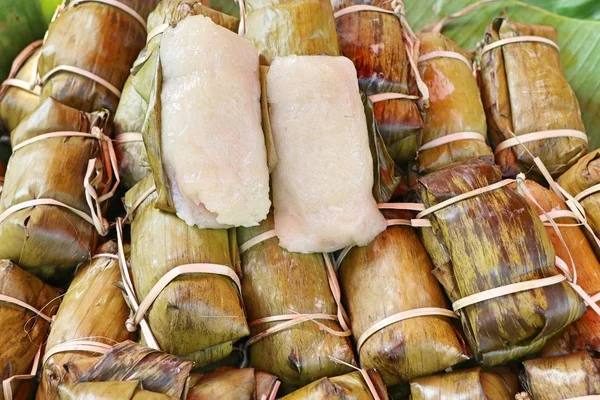 Muz yapraklarına sarılmış pirinç.