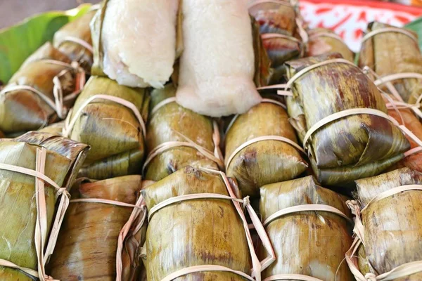 Arroz pegajoso envolto em folhas de banana — Fotografia de Stock