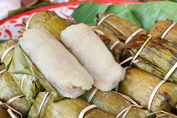 Plakkerige rijst gewikkeld in bananenbladeren — Stockfoto