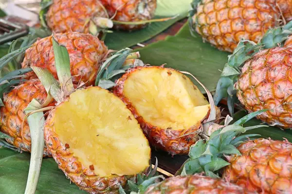 Ananas op straat eten — Stockfoto