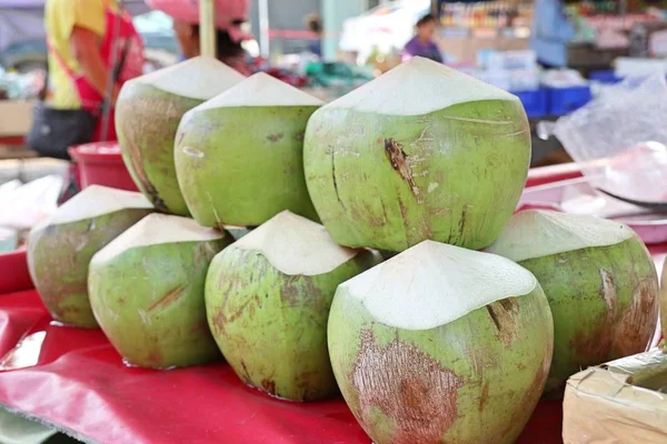 Kokosnoot op straat eten — Stockfoto