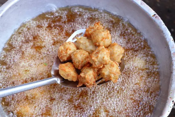 Pepitas fritas em comida de rua — Fotografia de Stock