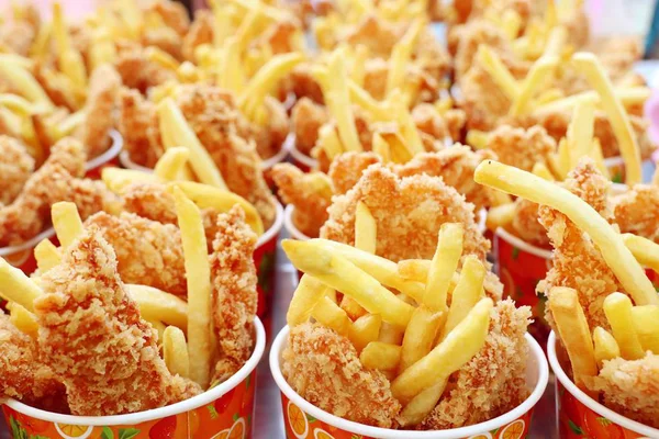 Pommes frites och stekt kyckling — Stockfoto